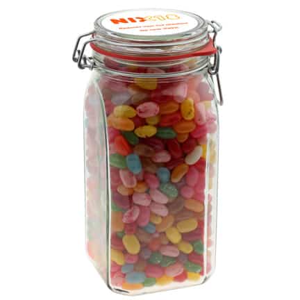 Vierkante glazen snoeppot van 1,5 liter gevuld met Jelly Beans