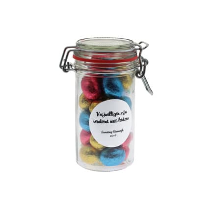 Glazen weckpotje gevuld met paaseitjes, give-away voor de Pasen