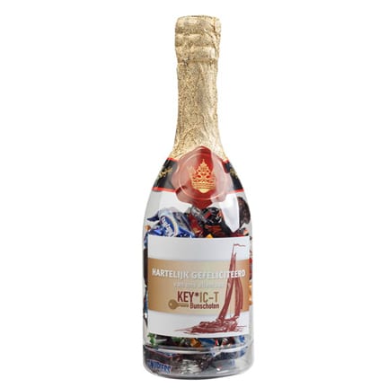 Bedrukte champagnefles met bonbons als relatiegeschenk