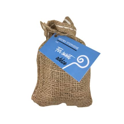 Jute zakje kruidnoten met kaartje naar eigen ontwerp als weggevertje