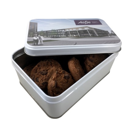 Koekblikje met logo gevuld met koekjes