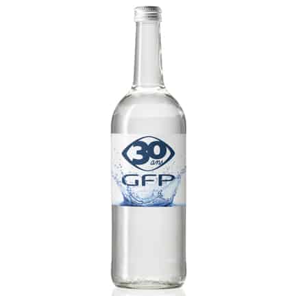 Grote glazen waterfles met eigen logowikkel