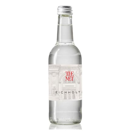 Glazen waterfles met eigen logo als dorstlesser tijdens beurs