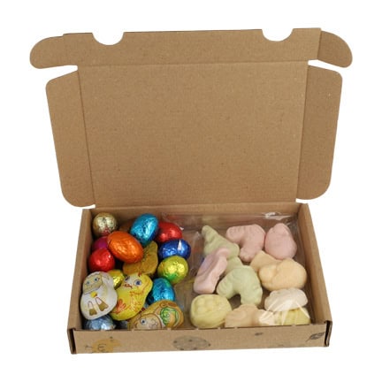 Paasdoosje gevuld met paaslekkers voor Pasen